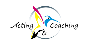 Logo Acting & Coaching oiseau couleurs primaire rose, jaune bleu noir dans un cercle dégradé de gris avec le nom